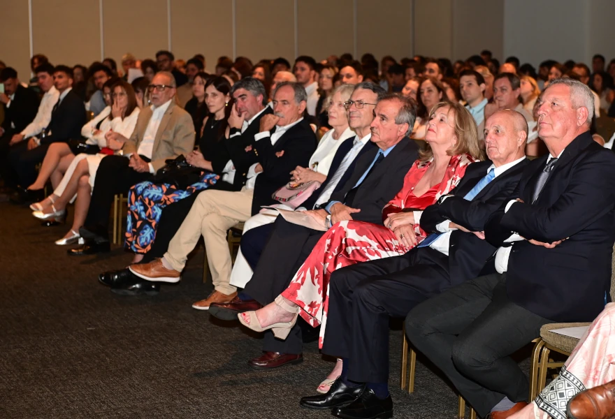 🏛️ Tradición, reconocimiento y emoción en el acto académico por el Día del Médico 📜 🎓