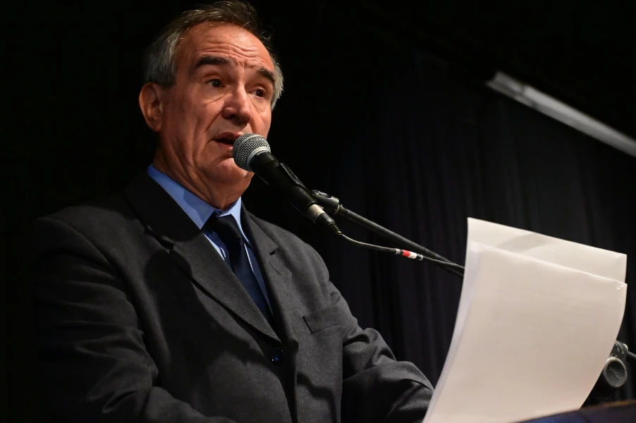 Dr. Julio Bedini, presidente del Colegio de Médicos de Santa Fe 1C dando su discurso en el acto académico en conmemoración del Día del Médico.