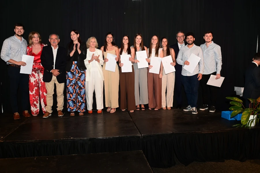 Entrega de diplomas a los nuevos especialistas